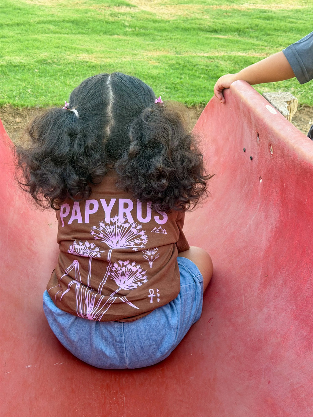 Papyrus Club Tee
