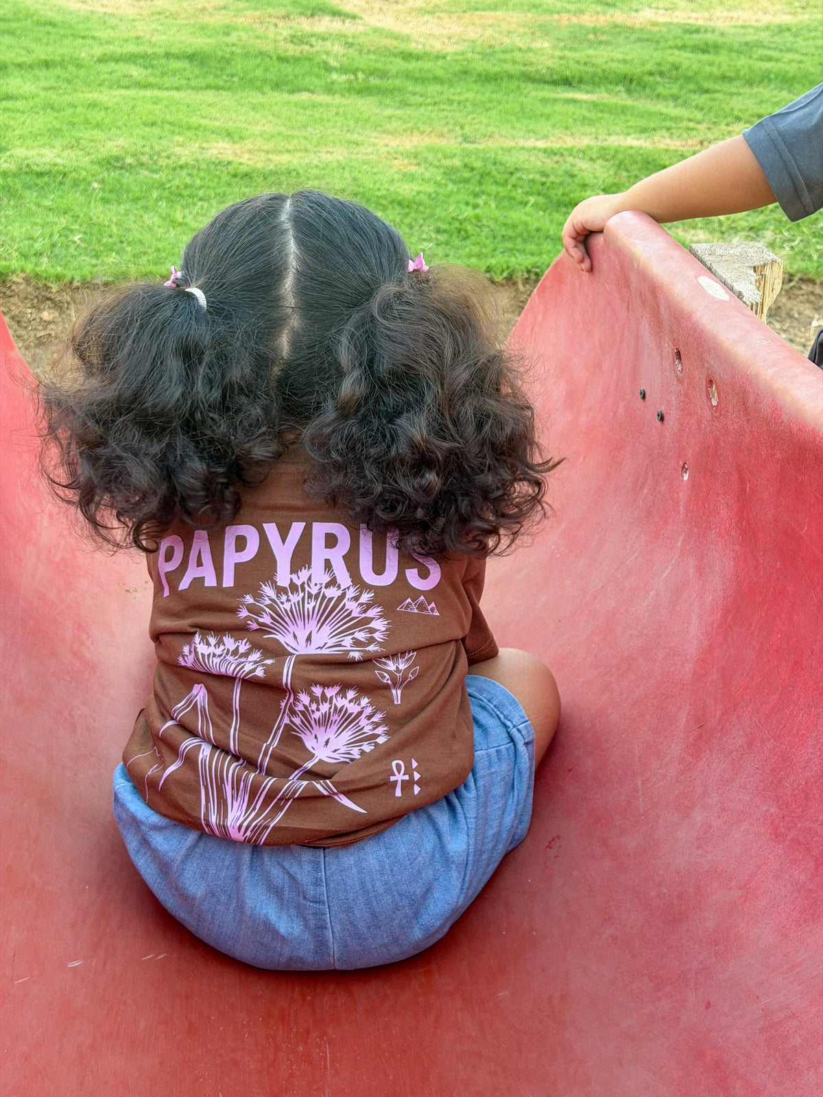 Papyrus Club Tee